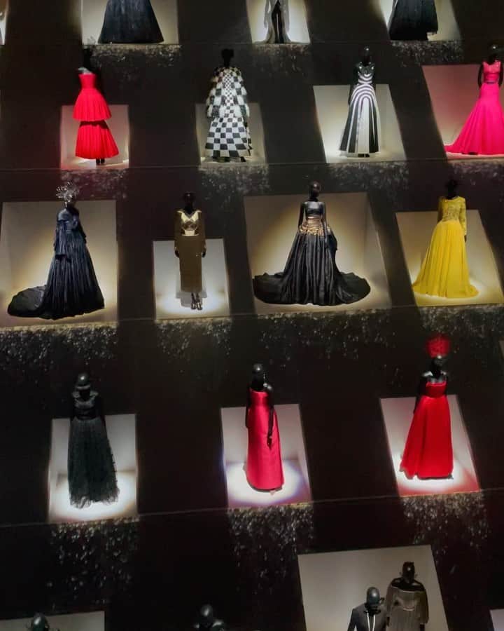 阿部菜渚美のインスタグラム：「@dior  先日ディオール 夢のクチュリエ展に お邪魔させていただきました🪷  一つ一つ洗練されたデザインのものから 個性を感じるドレスに刺激を受けました🙇‍♀️🙏🏻 .*  こちらの展覧会は5月28日まで 開催されているみたいです😌🌹✨」