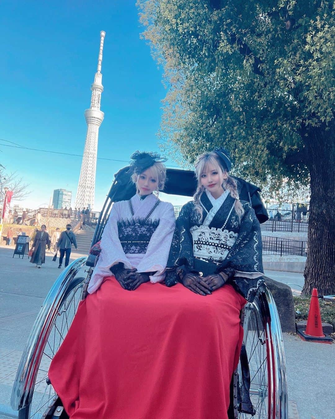 のインスタグラム：「スカイツリーと人力車feat.ギャル  #歌舞伎町 #キャバ嬢 #キャバクラ #美人茶屋 #美神絵梨華 #ショートカット #金髪 #ギャル #スカイツリー #浅草 #着物 #人力車 #レース着物」