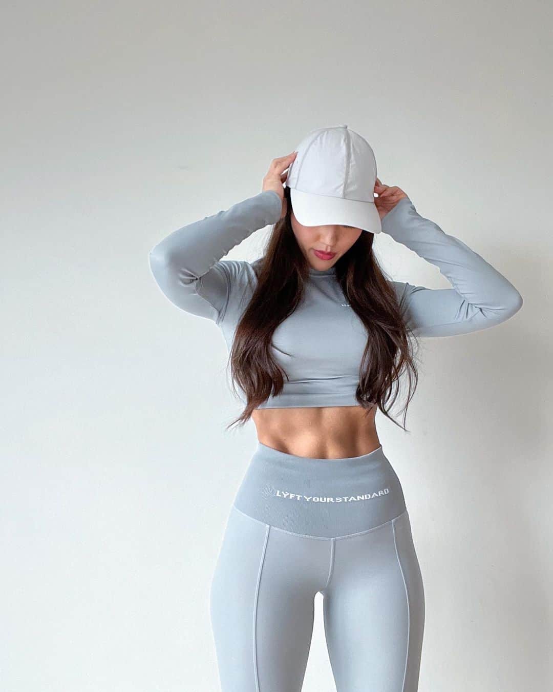 Azusaのインスタグラム：「@lyftwomen の新作チェックしてみてね！   Tops:S size Bottoms: XS size  今回はトップスはぴったりめだけど伸びるので小さめでも良いと思います✨ レギンスはウエストをフィットさせて着た方が可愛いので、いつも通りのサイズで大丈夫です！  キャップもかわいい🥹 ⁡  ⁡ #workout#fitness#fitnessbikini#bikinifitness#fitnessmotivation#personaltrainer#fitgirl#筋トレ女子#パーソナルトレーナー#ボディメイク女子#ボディメイク」