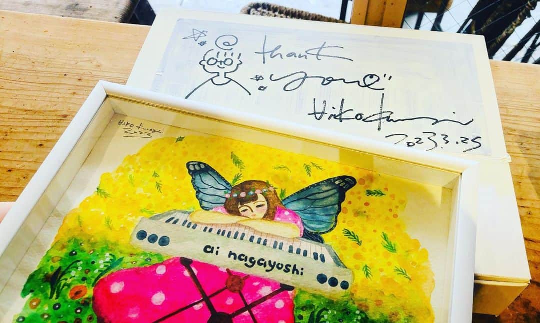 永吉愛のインスタグラム：「@aikokurogi2020  愛子さんに絵を描いていただきました🫶 かわいらしすぎて私の大好きなちょうちょの羽を生やしていただいて感謝感激です🦋  4月からこの絵が新しいグッズとなって出ますので楽しみにしていてください😊 愛子さんありがとうございます♡  #黒木愛子 #永吉愛 #butterfly #piano #singersongwriter」