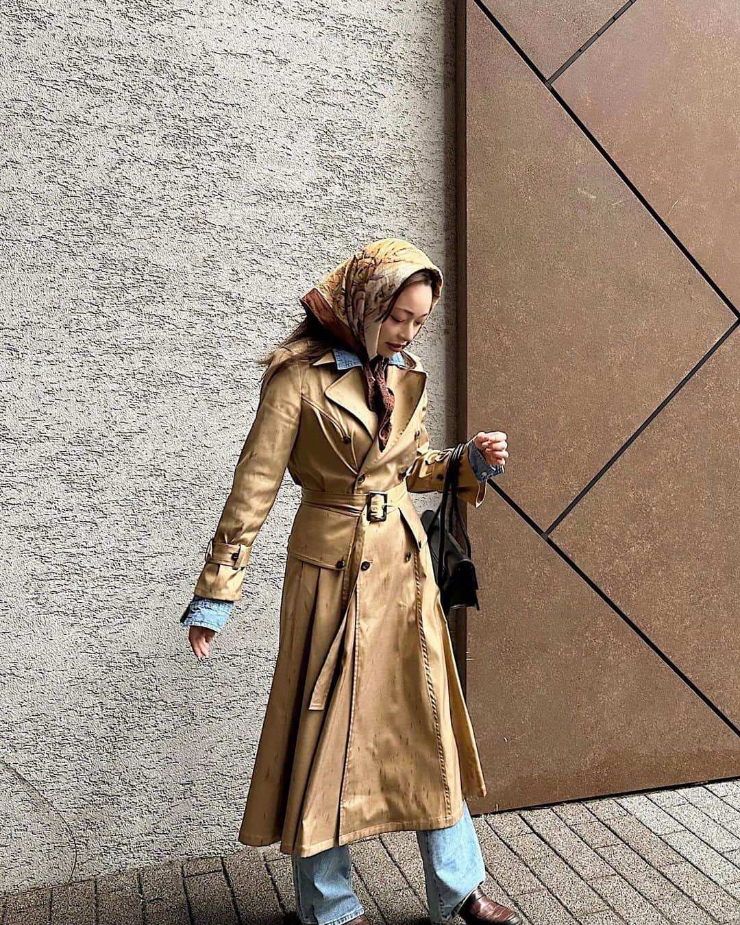Yuuki mimuraのインスタグラム：「* ੈ✩‧₊˚* 🧥💐* ੈ✩‧₊˚*   . 今日もルミネにいます💁🏼‍♀️✨  お気に入りのトレンチコート🤍 シルエットが綺麗すぎて めちゃくちゃ痩せて見える💐 1キロも減ってないのに🤣笑  3枚目寝てる😴笑笑  #シリン#sirin#低身長#低身長コーデ #低身長ブランド #小柄コーデ #小柄女子 #トレンチコート #スプリングコート#デニム#デニムシャツ #セットアップ#スカーフ#古着 #ルミネ#ルミネ2#ルミネ新宿#新宿ルミネ」