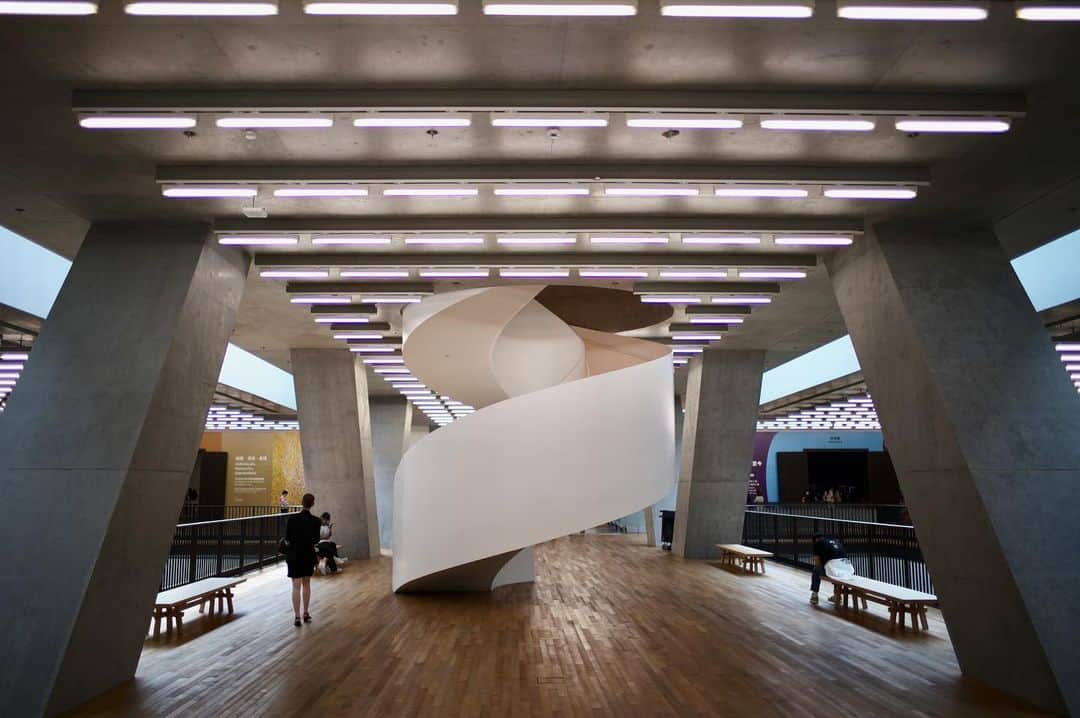 吉田拓巳さんのインスタグラム写真 - (吉田拓巳Instagram)「香港ではかねてより話題のM+にも。 圧倒的スケールでアートだけでなく、建築やデザインまで見応えあり。 美術館そのものもとても美しく、草間彌生展もめちゃくちゃよかった。  @mplusmuseum  #mplusmuseum #YayoiKusama」3月25日 15時13分 - tkmivj