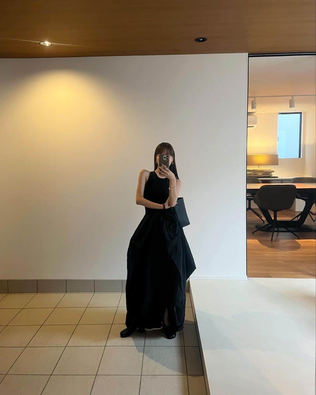 のインスタグラム：「とある日のおめかし この夏大本命のドッキングドレスを着て   ハイゲージのサマーニットと メモリータフタを使用した変形スカート   グッとくる主役級ドレスです♡」
