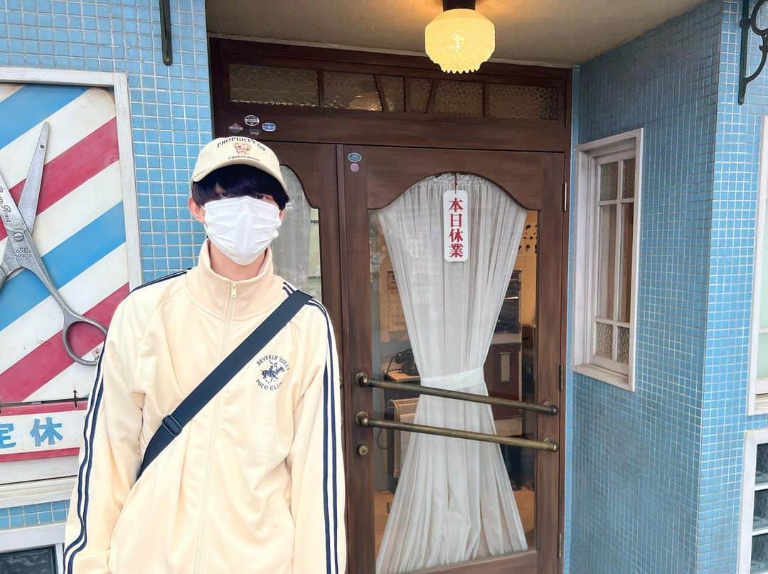 市川慶一郎のインスタグラム：「借りてきた猫みたいな写真  #春」