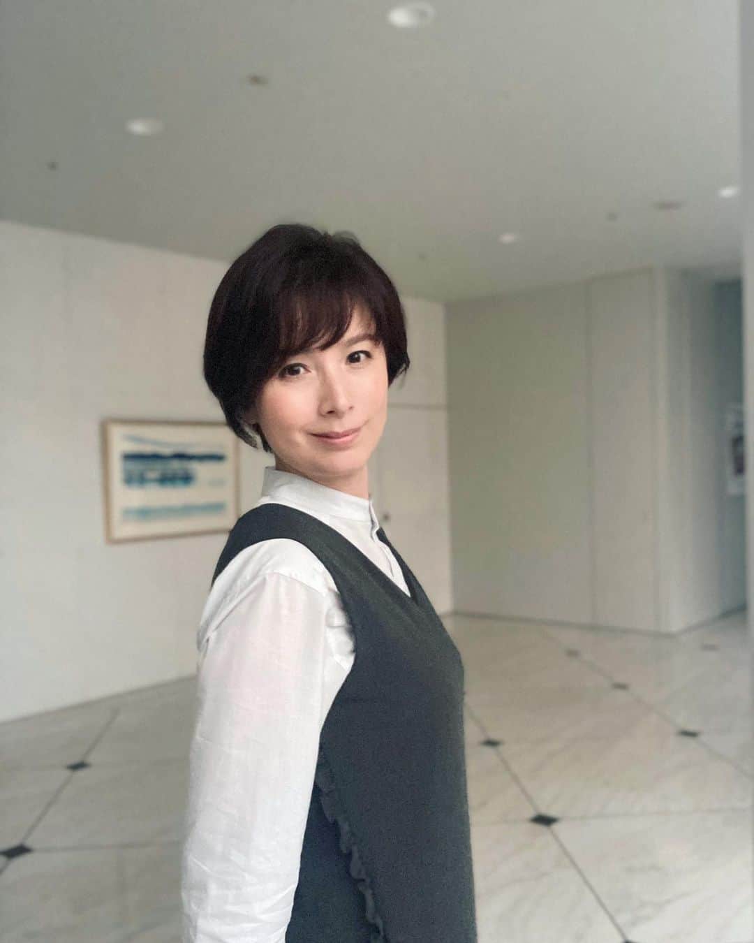 野村真季のインスタグラム：「ANNニュース #着用衣装   1〜3枚目 3/25 朝ニュース/昼ニュース 一見シンプルなジャンパースカート、脇にフリル付き。  4〜6枚目 3/21 午後ニュース  #テレビ朝日 #アナウンサー #アナウンサー衣装 #ootd #40代コーデ #40代ファッション #50代ファッション #大人コーデ #大人ファッション  #野村真季」