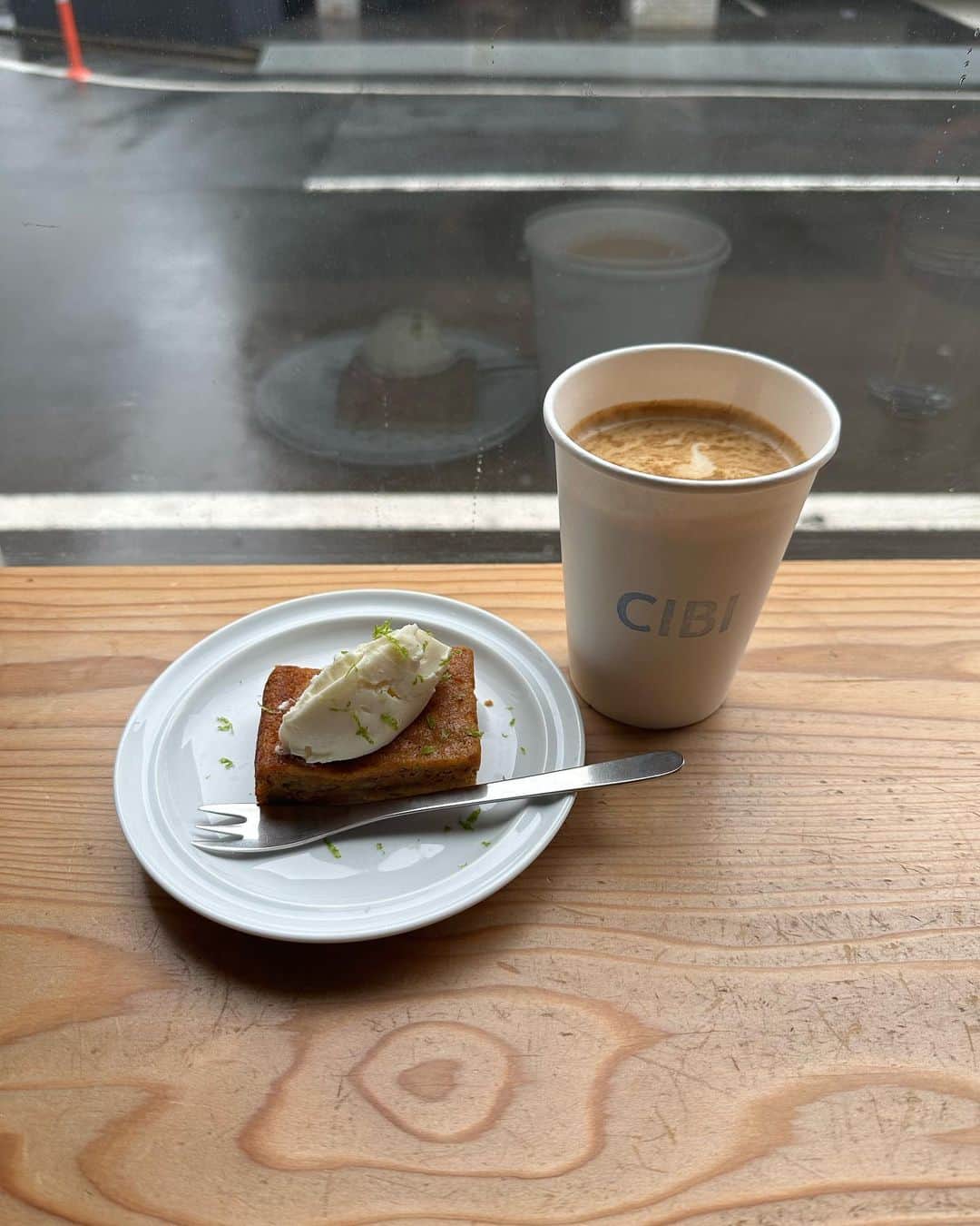 村上佳菜子のインスタグラム：「🌻🌻🌻 @cibi_tokyo のコーヒーが好きで いつもお豆も買える時は必ず、コチラの お豆を買ってお家でもドリップしてるよ☕️ . . . #coffee #coffeetime  #お気に入りカフェ #コーヒー #ラテ #キャロットケーキ #北参道　#東京」
