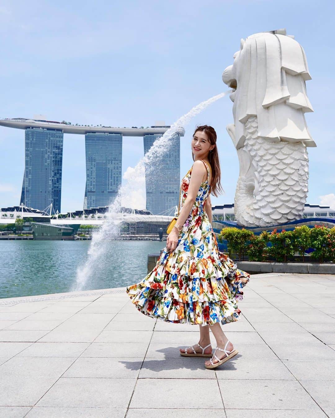 平山美春のインスタグラム：「𝐒𝐢𝐧𝐠𝐚𝐩𝐨𝐫𝐞🇸🇬✈︎ 10年ぶりにシンガポールへ！  シンボリックな２つを背景に写真を撮れる場所へ✨  #singapore  #travel」