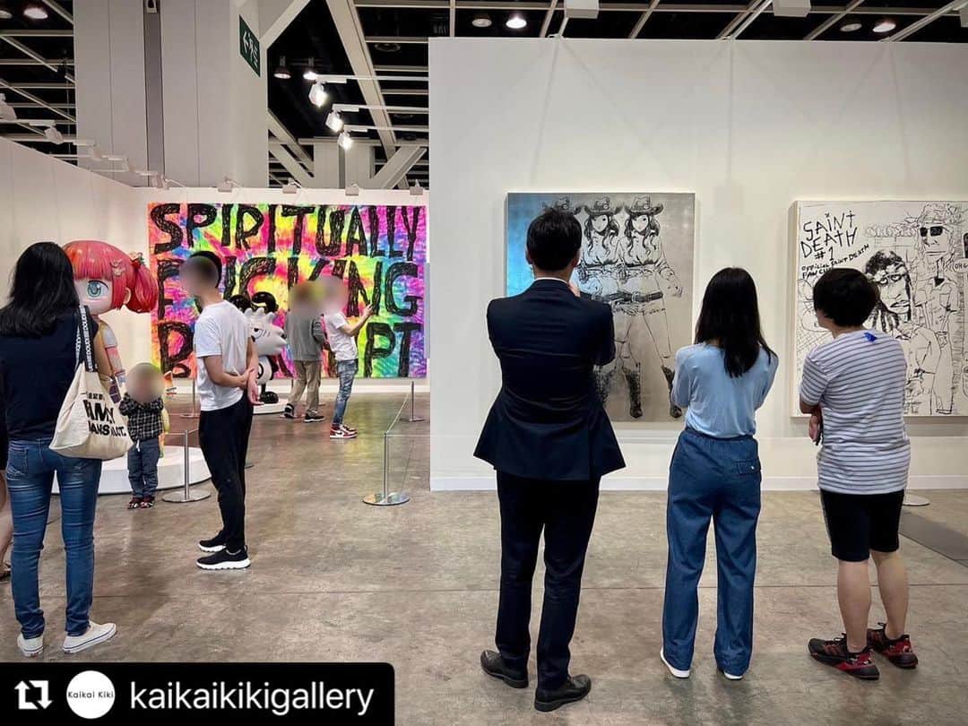のインスタグラム：「#Repost @kaikaikikigallery with @use.repost ・・・ Kaikai Kiki Gallery @kaikaikikigallery is participating in Art Basel Hong Kong 2023 @artbasel held this week.  Hisashi Eguchi @eguchiworks @egutihisasi exhibits paintings depicting cowgirls and iconic women wearing headphones. The exhibition is changing between the preview and the public opening, and currently Triple Cowgirl welcomes visitors to the fair in front of the entrance. . . カイカイキキギャラリー @kaikaikikigallery は、Art Basel Hong Kong 2023 @artbasel に参加しております。  江口寿史 @eguchiworks @egutihisasi は、カウガールが描かれたペインティング、ヘッドホンをつけたアイコニックな女性のペインティングを出展。プレビューからパブリックオープンにかけて展示替えを行なっておりますが、現在は入り口の正面で《三重のカウガール/ Triple Cowgirl》がフェアの来場者を迎えます。 . . Art Basel Hong Kong 2023 Booth: 1B08 23-25, March 21-22, March: VIP Preview Venue: Hong Kong Convention & Exhibition Centre https://www.artbasel.com/hong-kong . . @artbasel @eguchiworks  @egutihisasi  ・ ・. ©Hisashi Eguchi  ©︎Mr./MADSAKI/Otani Workshop/TENGAone/Kaikai Kiki Co., Ltd. All Rights Reserved. ©Shoko Nakazawa ©Kasing Lung ©Yuta Hosokawa ©Jean-Marie Appriou . . #kaikaikikigallery #artbasel」