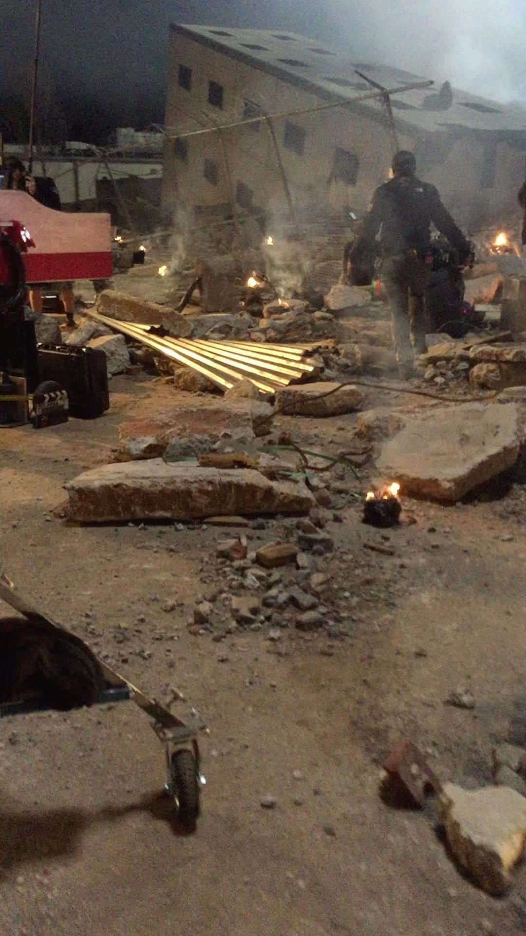 ダン・ブカティンスキーのインスタグラム：「#fbf final days … filming apocalyptic scenes - for 24legacyfox #24 #24legacy  Miss you @miranda.otto @bashy @coral @coreyhawkins @teddysears @officialjimmysmits @mameanna_diop」