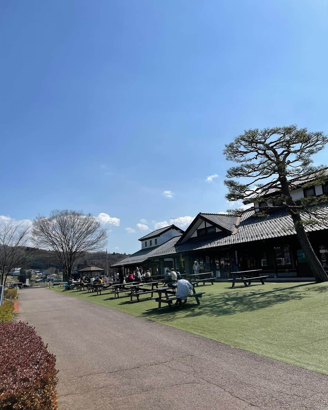 杉山愛さんのインスタグラム写真 - (杉山愛Instagram)「春休みに入り🌸 走の祖母の100歳をお祝いしに 群馬県は沼田に行ってきました♪ 近くの道の駅 #kawabadenenplaza でランチ🍕 とーっても素敵な場所でした✨ 久しぶりにゆっくり家族時間をエンジョイできました😊  #100歳のお誕生日 #おめでとう㊗️ #春休み #kawabadenenplaza  #最高」3月25日 15時45分 - aisugiyamaofficial