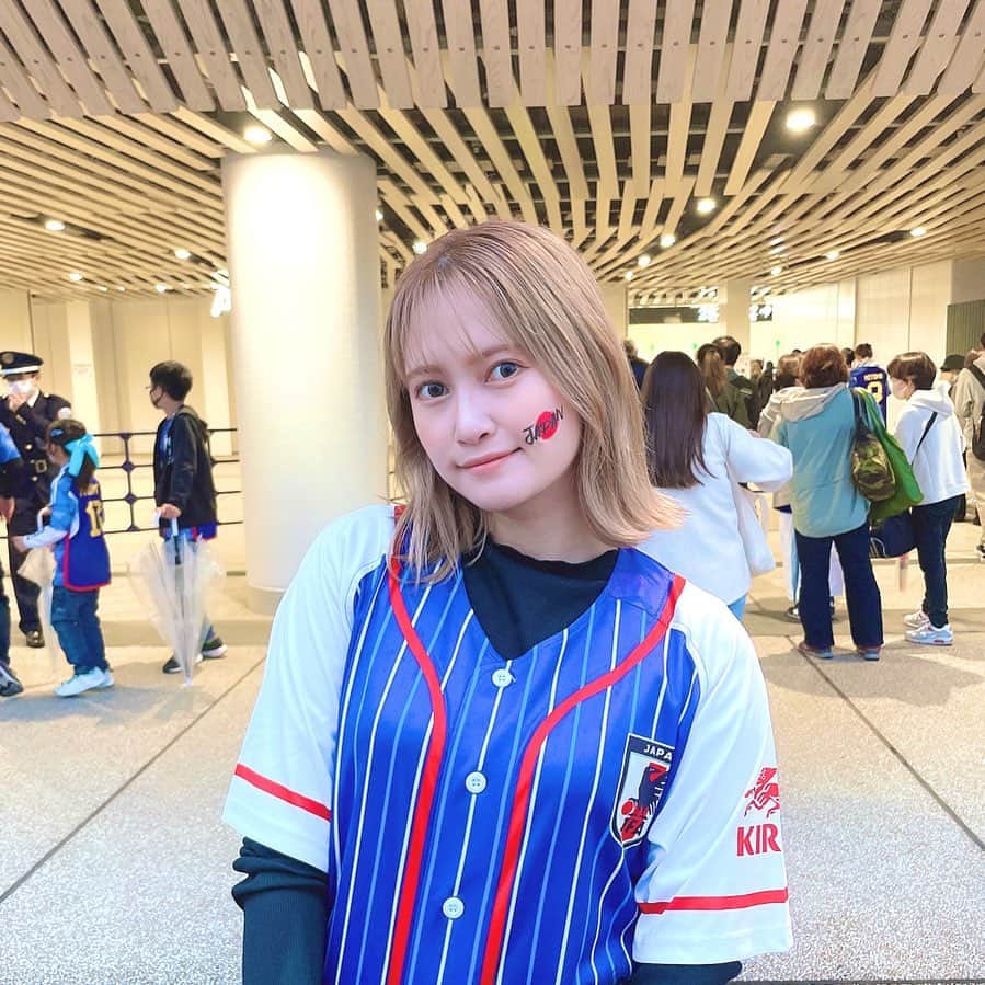 のインスタグラム：「🇯🇵×🇺🇾 キリンチャレンジカップ⚽️@新国立競技場  絶対に観たくて、２時間ネットと格闘してチケットを取った甲斐がありました😭 WBC後なのでサムライブルーのベースボールシャツ⚾️ 後半出場の伊東選手の勢いが素晴らしくて圧巻致しました！  #キリンチャレンジカップ #新国立競技場 #サッカー日本代表　#サムライブルー」