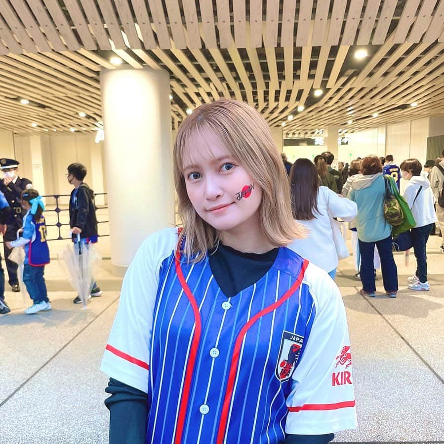 南彩夏のインスタグラム：「🇯🇵×🇺🇾 キリンチャレンジカップ⚽️@新国立競技場  絶対に観たくて、２時間ネットと格闘してチケットを取った甲斐がありました😭 WBC後なのでサムライブルーのベースボールシャツ⚾️ 後半出場の伊東選手の勢いが素晴らしくて圧巻致しました！  #キリンチャレンジカップ #新国立競技場 #サッカー日本代表　#サムライブルー」