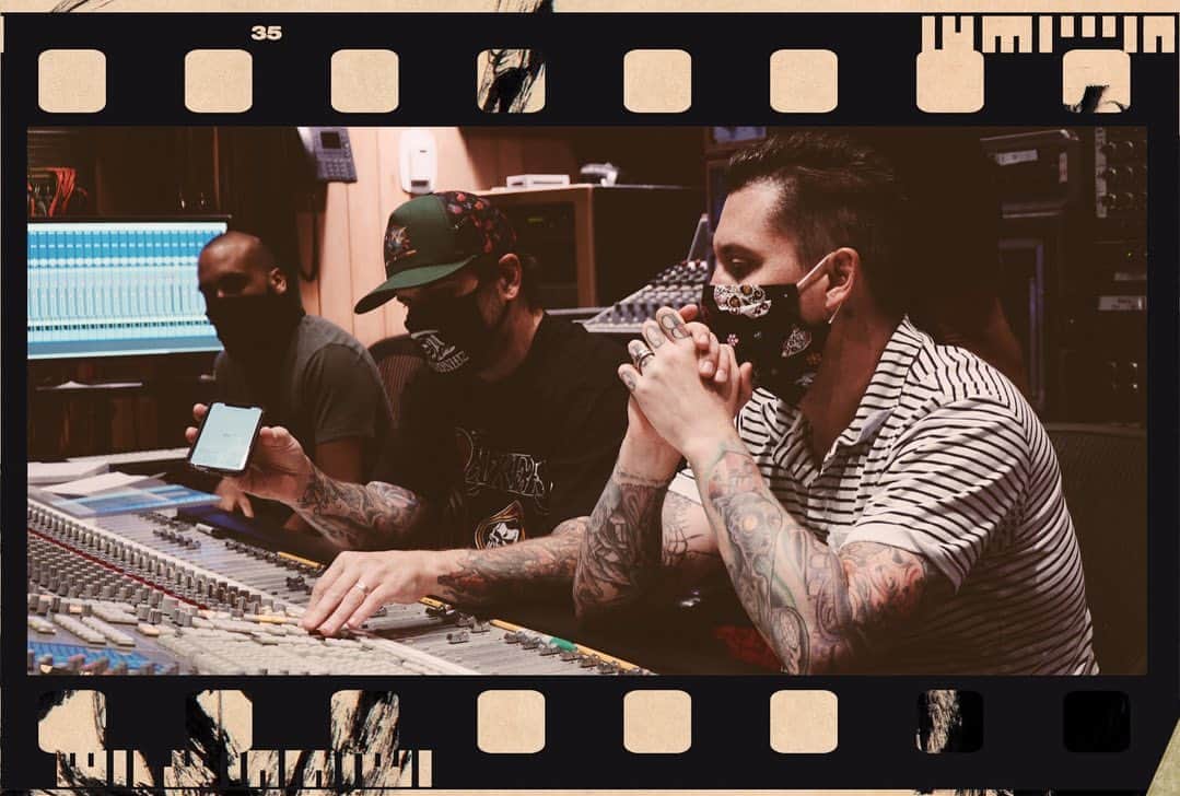 アヴェンジド・セヴンフォールドさんのインスタグラム写真 - (アヴェンジド・セヴンフォールドInstagram)「It’s here. The definitive story of our first new song in over 6 years. We speak about all things "Nobody," the upcoming album #LifeIsButADream…, and a look at the future. Link in bio.」3月25日 6時58分 - avengedsevenfold