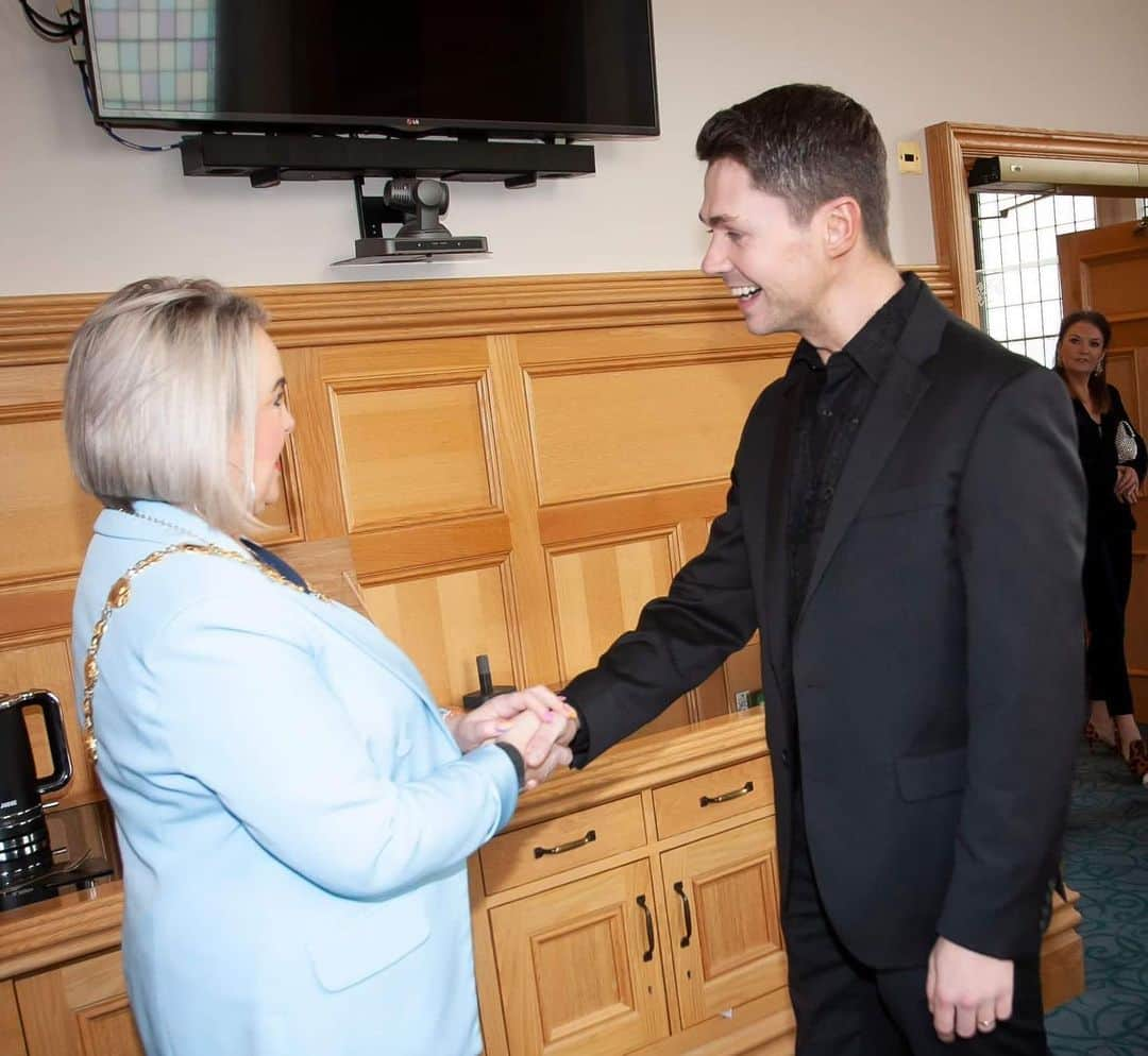 ダミアン・マクギンティーさんのインスタグラム写真 - (ダミアン・マクギンティーInstagram)「An unbelievable honour today to have the Mayor of Derry host a Civic reception to mark the achievements in my career so far.  A really proud and humbling day for me and my family ❤️」3月25日 6時59分 - damianmcginty