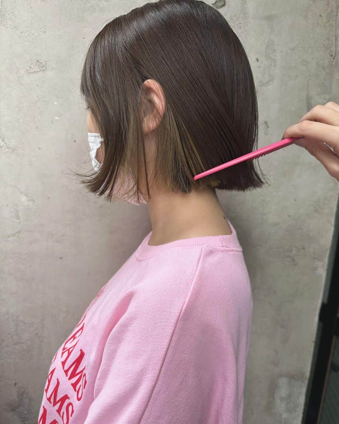 松原加奈恵のインスタグラム：「念願の ぷつっとbobとインナーカラー🌸  3枚目がbefore ヘアドネーションのためにまとめてます。  髪の毛って 思い出とかその人の歴史がいっぱい詰まっているような気がしてて、 切ると物理的にすっきりするけど 心も同じように軽くなって なんか走り出したくなるような いつもそんな気持ちになります🫶 (昔美容院帰り嬉しくて走って帰ってた🥰)  #ボブの沼 #大阪美容室 #心斎橋美容室 #堀江美容室 #インナーカラー #イヤリングカラー #デザインカラー」