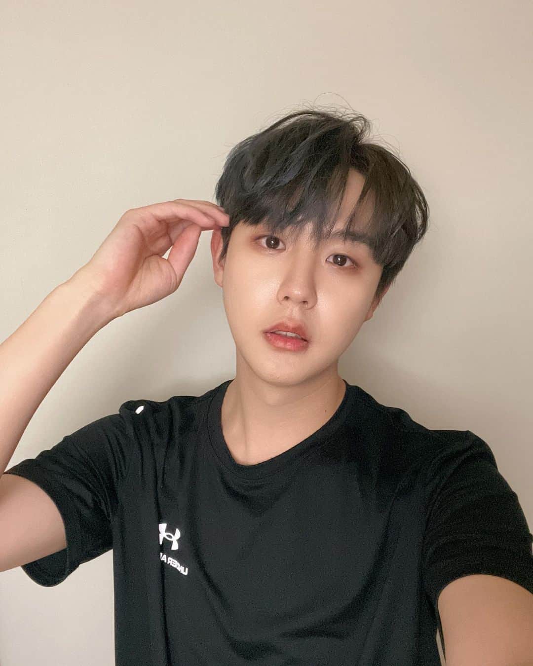 インジュン のインスタグラム：「머리색 이뻐요~~? 髪色どう~~~?」