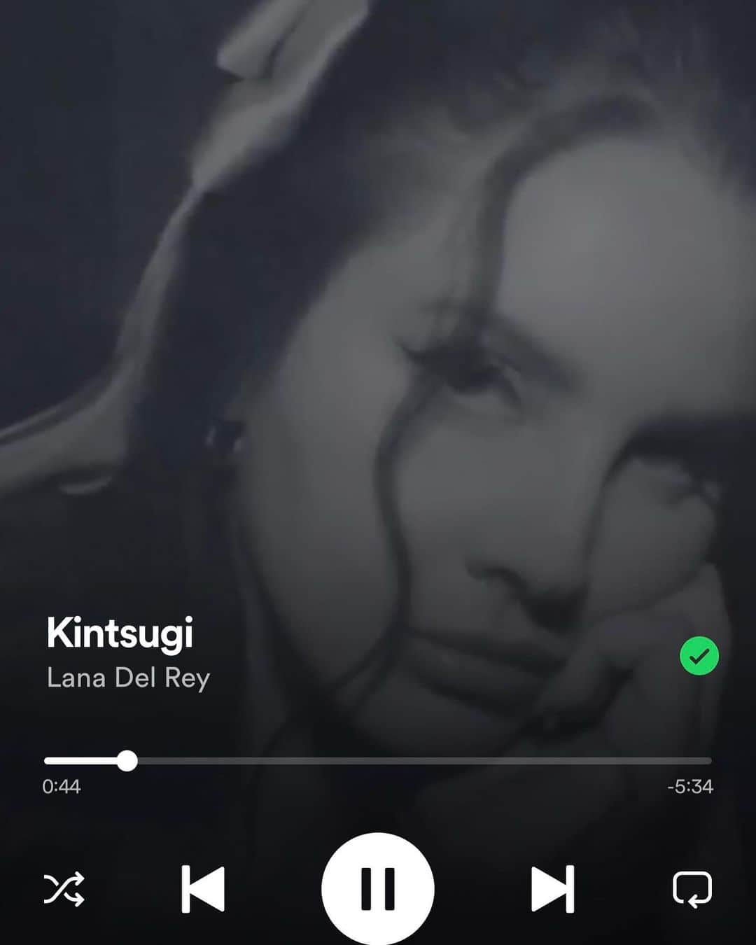 稲木ジョージのインスタグラム：「Mended, not broken. #Kintsugi  好きなアーティスト、ラナ・デル・レイの新アルバムにKINTSUGIという曲が発表されました💿亡くなった親族の苦しみから着想得た曲なんだって。海外アーティストが金継ぎのフィロソフィーから感銘を受けて作品を作ってるのは嬉しいな😊」