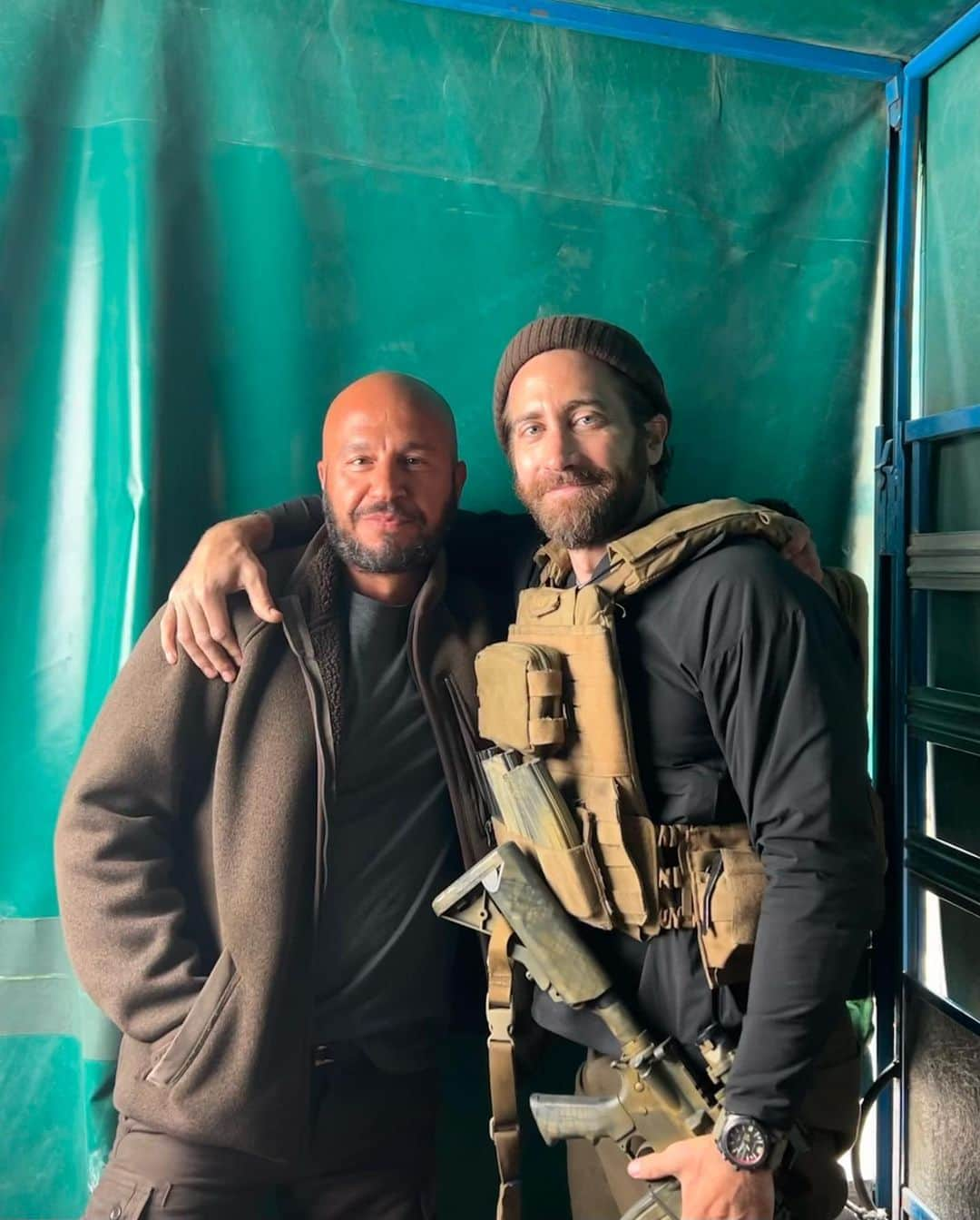 ジェイク・ジレンホールのインスタグラム：「The guy on the left is an award-winning actor, trained pilot, veteran of the Danish Royal Guard, damn good chess player, and a lovely human. He is unbelievable in The Covenant — which comes out in 4 FRIDAYS FROM TODAY! (Not sure who the guy with the shit eating grin on the right is.)」