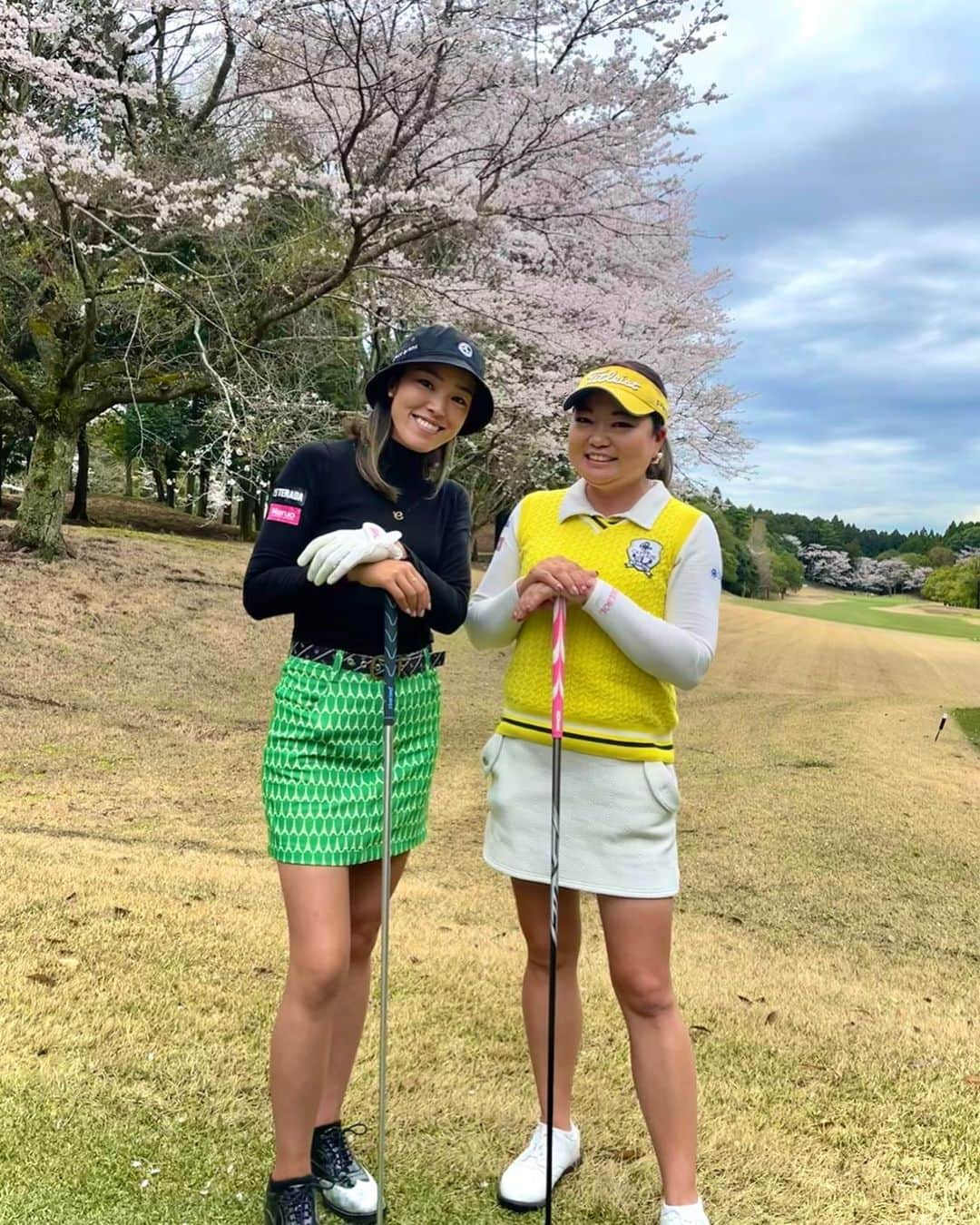 鎌田ハニーのインスタグラム：「ティーショットからグリーンまで桜が観れました⛳️🏌️‍♀️🌸🌸🌸 今日から雨予報だからすぐ散っちゃうのかな🥺  #エフィカス #efficace #ゴルフウェア #お花見ゴルフ #green #golfwear #プロゴルファー #ゴルフ女子 #golfswing #golffashion #golfstagram #progolfer #lpga #golfer #honey #鎌田ハニー #鎌田ヒロミ」