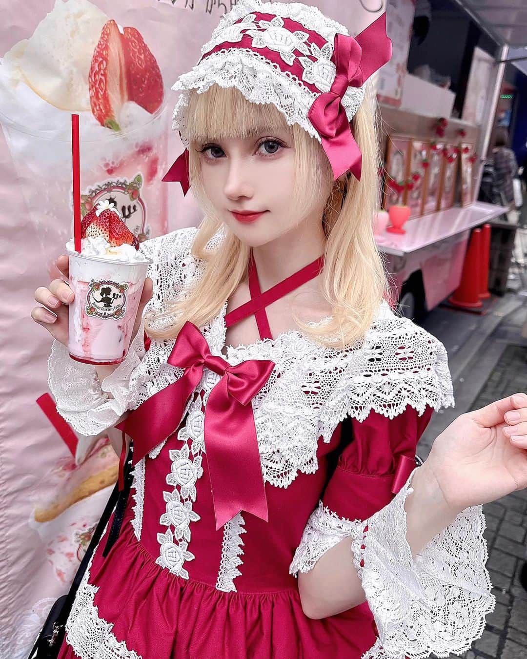 赤木クロのインスタグラム：「エリザベスドールワンピース🥀  #プリンセスいちごパーラー  #いちパラ #japanesegirl #日本  #일본여자 #코스프레 #그라비아 #角色扮演遊戲　#lolita #lolitafashion #ロリィタ #ロリィタファッション　 #babythestarsshinebright #jfashion #harajukustyle #gothiclolita #gothfashion #classiclolita #lolitafashion #lolitacoord #lolitastyle #エリザベスドール  #懐古ロリィタ」