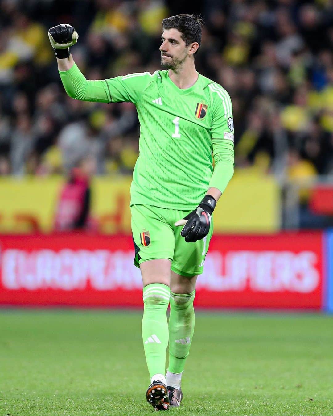 ティボ・クルトゥワのインスタグラム：「This is the way to start a new challenge! @belgianreddevils 🇧🇪」