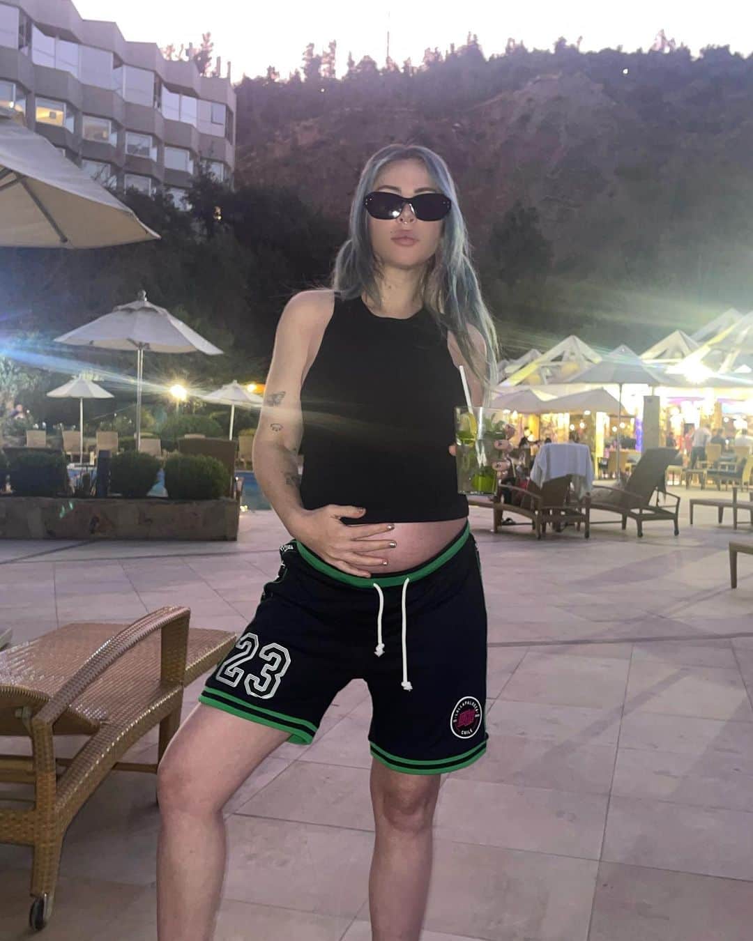 アリソン・ワンダーランドのインスタグラム：「I would say my pregnancy style is “Adam Sandler Chic”」