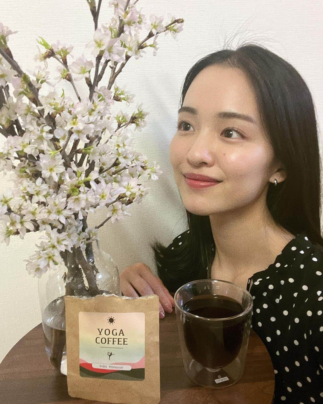 坂野志津佳のインスタグラム：「お家でお花見ヨガコーヒー @yogacoffee.jp ☕️🌸  桜満開で気持ちいい季節になりましたね〜！ コーヒーも良い気分で味わえる☺️  @yogacoffee.jp で一番お気に入りなのがこのIndia Monsoon  ドリップバックでは珍しく中挽きで、酸味が少なくマイルドな味わいです！  美味しいコーヒーでいつも幸せな気分にさせてくれてありがとう @yogacoffee.jp さん💓  #ヨガコーヒー #ヨガ #コーヒー #珈琲 #コーヒーのある暮らし #桜 #yogacoffee #yoga #coffee」