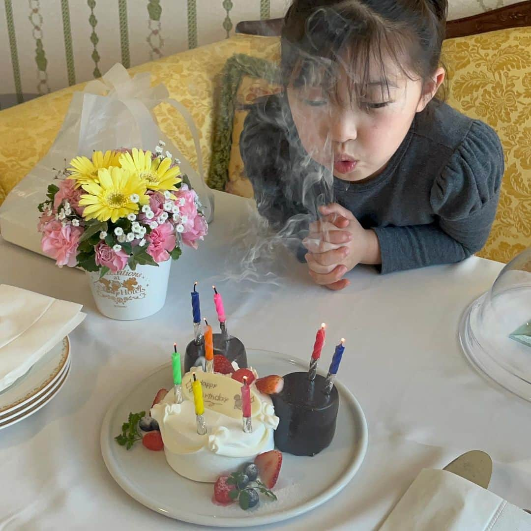 清水あきさんのインスタグラム写真 - (清水あきInstagram)「未有、8歳のお誕生日を迎えました🎂🎉  今年は未有の希望で ディズニーへ。 終業式終わりで向かい、1日目はウィークナイトパスポートでシーへ。 2日目は朝からランド。 2日目はみんなヘットヘトで16時には出てきてしまったという😂 ディズニー2連ちゃんはキツかった…笑笑  女の子は男の子より精神年齢が高すぎて、生意気な返しに湯気を立てることも増えてきましたが😤😓 トリセツを守り上手に扱うと、とても頼もしく心強い存在です✨笑笑  いつもニコニコな未有のままで、楽しい8歳になりますように❤️  #8歳誕生日 #誕生日 #birthday #ディズニーシー #ディズニーランド 　#ディズニーバースデー　#ディズニーセレブレーションセット　#未有シリーズ　#hbd #おめでとう　#正真は今月3度のディズニー　#行き過ぎ」3月25日 8時34分 - aki._.s.m