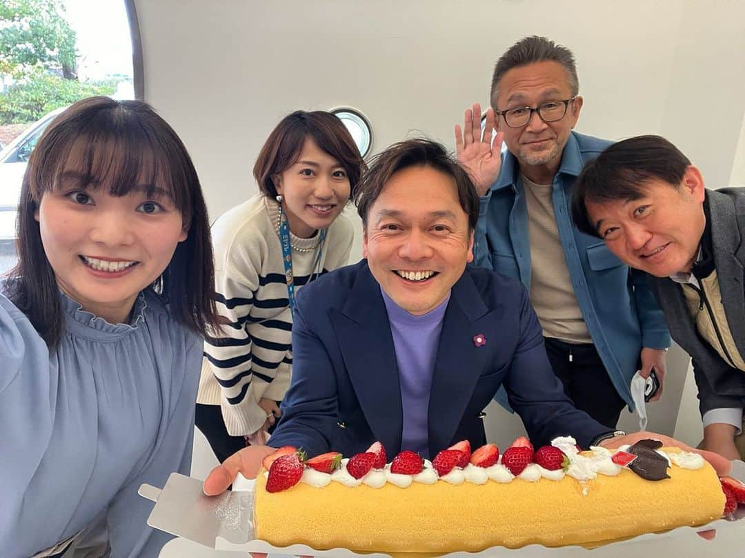 外賀幸一さんのインスタグラム写真 - (外賀幸一Instagram)「＂𝗰𝗲𝗹𝗲𝗯𝗿𝗮𝘁𝗶𝗼𝗻＂  なんと！ 長い長いロールケーキが届きました♬  送ってくださったのは いつも気にかけてくださる 東京の通称「こいなさん」でした！  弊社プロデューサーの「心友」であり、 カベちゃんの大学の先輩です。  スポーツ中継後には、 感想をうかがったり アドバイスをいただいたり、 アナウンサーとして支えていただいています！  こいなさん、 ありがとうございました♪ みんなで美味しくいただきました☆  #伊藤拓  #武田玲子  #白壁里沙子  #nnsアナウンス大賞」3月25日 8時43分 - 51geka51