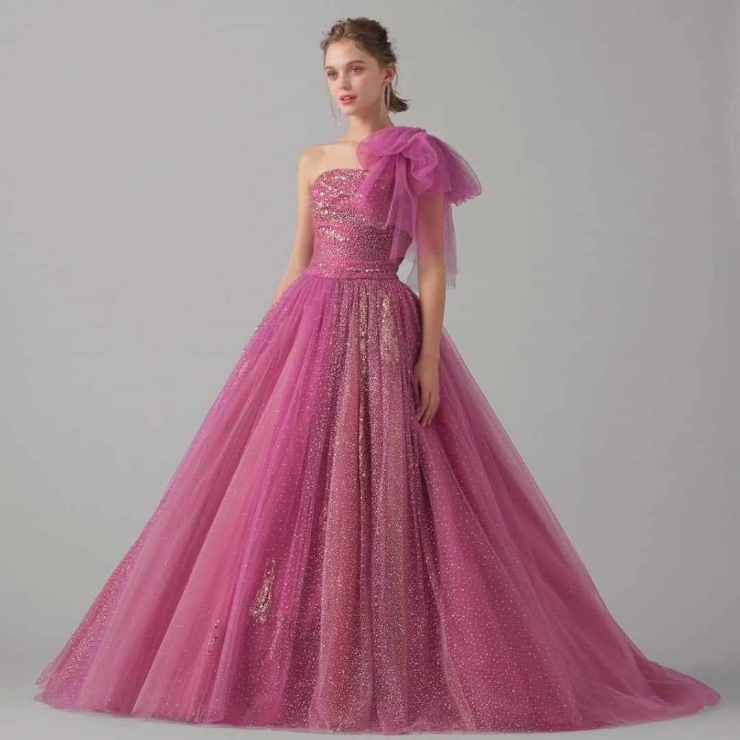 TAKAMI BRIDALさんのインスタグラム写真 - (TAKAMI BRIDALInstagram)「*  Pink Pieris Bloom / ピンク・ピエリス ブルーム  大人気のドレス「ピエリス」シリーズから、さらに輝きをプラスしたゴージャスなドレスが登場。 ときめくピンクとオーロラ色に輝くグリッターの瞬きが、最高の日を祝福しているかのような幸福感にあふれたドレス。 ボリュームのあるワンショルダーは、 首から肩にかけての美しいラインをより魅力的に引き立たせ華やかに演出します。  ※リボンストラップは取り外し可能です。 ※ウエストリボンは取り外し可能です。」3月25日 8時56分 - takamibridal_costume