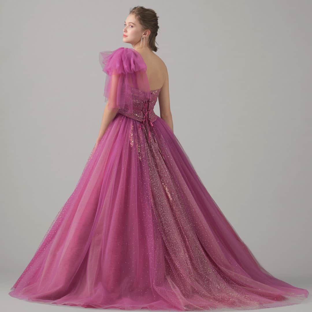 TAKAMI BRIDALさんのインスタグラム写真 - (TAKAMI BRIDALInstagram)「*  Pink Pieris Bloom / ピンク・ピエリス ブルーム  大人気のドレス「ピエリス」シリーズから、さらに輝きをプラスしたゴージャスなドレスが登場。 ときめくピンクとオーロラ色に輝くグリッターの瞬きが、最高の日を祝福しているかのような幸福感にあふれたドレス。 ボリュームのあるワンショルダーは、 首から肩にかけての美しいラインをより魅力的に引き立たせ華やかに演出します。  ※リボンストラップは取り外し可能です。 ※ウエストリボンは取り外し可能です。」3月25日 8時56分 - takamibridal_costume