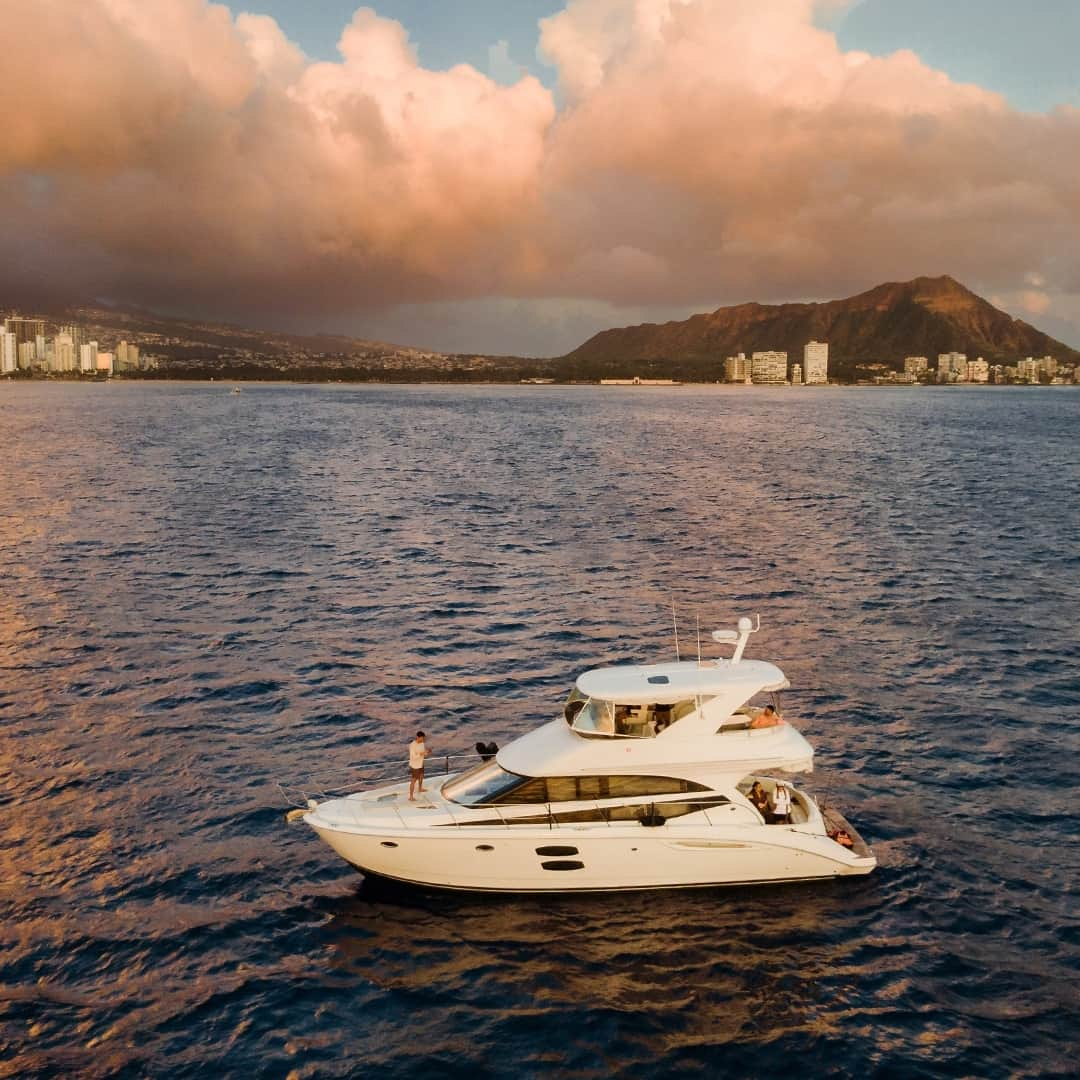 Luxury Cruise by Captain Bruceのインスタグラム：「ずーっと見ていたくなるサンセット✨⁠ ⁠ プライベートクルーズで過ごすサンセットタイムはまた格別です⁠ ⁠ 　⁠ #captainbrucehawaii ✨ #sunset #ワイキキプライベートクルーズ #serendipity #privateboat #yachtcharter #boatcharter #cruising #hawaiivacation #hawaiitravel」