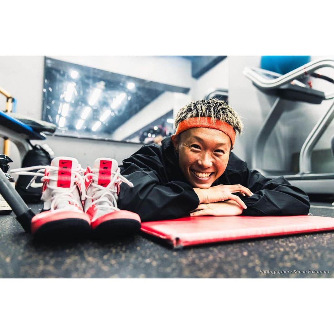 佐山万里菜のインスタグラム：「【日本タイトルマッチ決定】 2023.3.30 後楽園ホール -日本🇯🇵タイトルまであと4日- . . 今日は、昨日と違って…さむっ雨。。 体調気をつけないと💦 あと少しだっ！！ 電車……いつ乗ってもほぼ座れない。。 減量中の電車は修行だ😭  🎶 たとえ今は険しい 道のりに見えたとしても 苦しみの森をぬけてく それが何よりの近道🎶 . 今日は、「プラズマメッドベッド」でケアからスタート✨ 日本🇯🇵にまだ数台しかない最強マシーン💯 やってみるのが1番だから気になる人は是非👊 「センター南駅前サロン」　 「センター南」駅からすぐ✨ 駅の目の前で、 サロンの雰囲気もめっちゃいーし何より琴のパパママが最高だからなっ✨ 気になる方は、ホームページから簡単にご予約出来るので是非✨ 「センター南駅前サロン」で検索✨ . . 👑👑👑 ▶︎日本タイトル🇯🇵限定Tシャツまだ全サイズあります！ sold outしそぅなサイズもありますのでお早めに‼️ なくなり次第販売終了です👊  ▷ボクシングチケット .com様からオンライン激励賞(¥100〜)出来ますので、 そちらからの応援もよろしくお願い致します👊 激励賞は、全てボクシングに必要な物や試合準備、トレーニング代として使わせていただきます‼️ →Instagramプロフィールから「ボクシングチケット.com」様に飛べますのでそちらからお願い致します。 👑👑👑  🎶今日を生きる　全ての人に 幸せだと思える瞬間がありますよーに🎶  #写真#海好き #アスリート#筋肉 #腹筋 #トレーニング #感謝 #ライフスタイル#いいね #ボクシング #instagood #サッカー #story #ボクシング女子 #言霊 #workout #girlsoccer #夢 #boxing #soccer #champion #training #good  #試合 #スポンサー募集　#champion #日本タイトルマッチ #グッズ　#常盤木 #減量 #カメラマン」