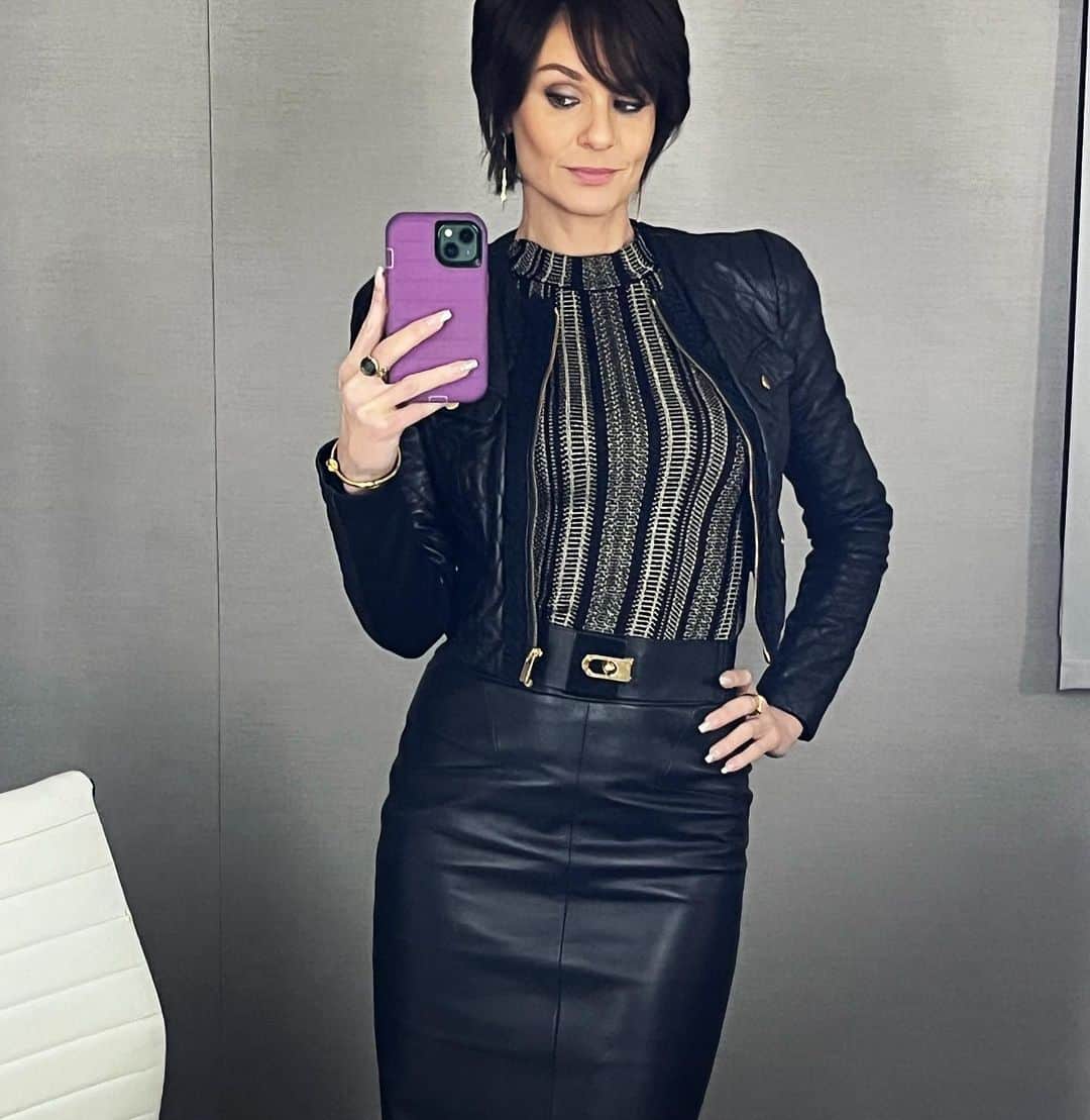 サラ・ウェイン・キャリーズのインスタグラム：「my favorite fit of the season & my fave con.  a tribute to the magnificent @marisatomei in My Cousin Vinnie; w/ a @krisjenner wig. the 🌟most🌟 fun to play. . 👏🏽 👏🏽 👏🏽 to the hair/makeup/costumes team for not laughing at me when i brought them this inspo & pulling it off to a T.  . #thecompanyyoukeep gets heistier 😉」