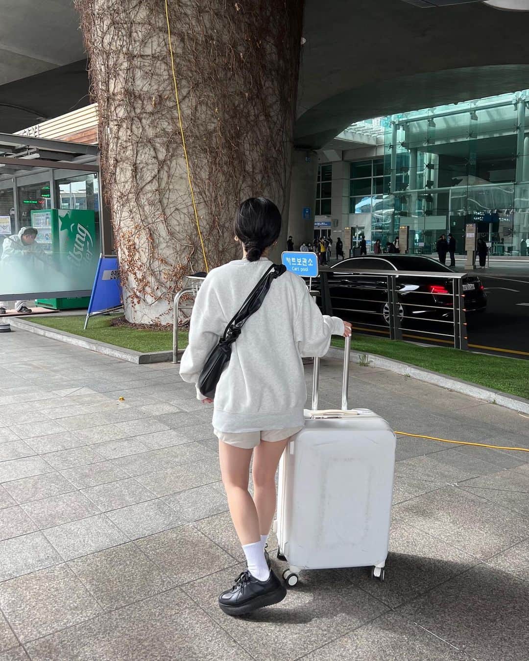 kannnaさんのインスタグラム写真 - (kannnaInstagram)「韓国へ出国コーデ🇰🇷 もうズバリ 楽ちんカジュアルがテーマ✈️♡ 小物は黒でまとめた！  #空港ファッション #空港 #スウェット　#スウェットコーデ  #カジュアル　#韓国旅行 #韓国ファッション  #韓国」3月25日 9時06分 - lg1125k