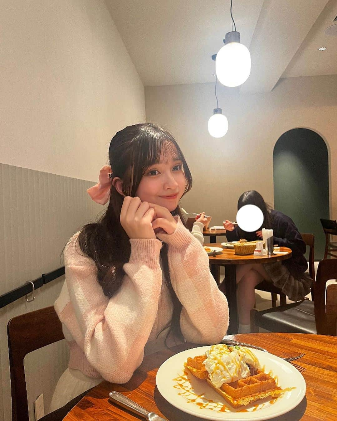 星野愛美のインスタグラム：「. ワッフル食べた🧇 . . . . . . . . #シブサン　#ピンククラス　#アイドル　#被写体になります #被写体　#サロンモデル #サロンモデル依頼受付中 #girly #ガーリーヘア　#ハーフアップ　#05 #高校生　#sjk #jk #jkブランド #jkの素敵な思い出 #ootd #cafe #東京カフェ　#ワッフル　#instagood #followｍe」