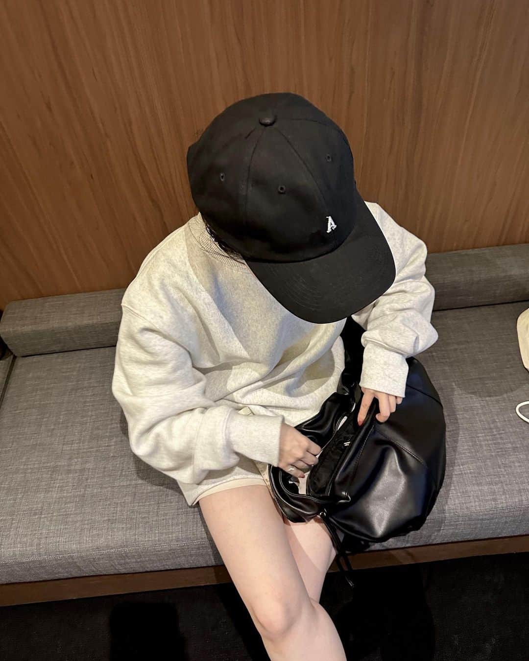 kannnaのインスタグラム：「韓国へ出国コーデ🇰🇷 もうズバリ 楽ちんカジュアルがテーマ✈️♡ 小物は黒でまとめた！  #空港ファッション #空港 #スウェット　#スウェットコーデ  #カジュアル　#韓国旅行 #韓国ファッション  #韓国」