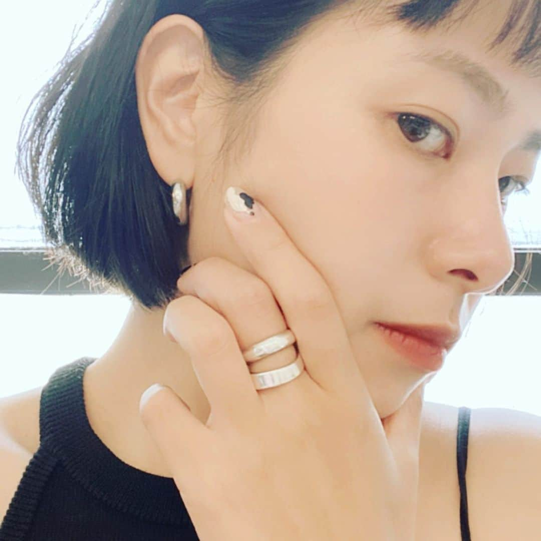 知念美加子さんのインスタグラム写真 - (知念美加子Instagram)「Silver accessories 🤍  夏はシルバーアクセが気分かな🙂  #沖縄はもう夏 #okinawalife #シルバーアクセ #金属アレルギー　#サージカルステンレス　#シルバー925」3月25日 9時10分 - chinenmikako