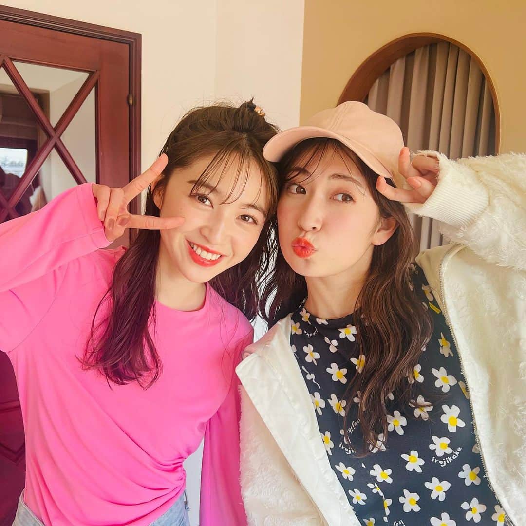 吉田朱里のインスタグラム：「@ray.magazine 発売されました💖💖💖 . 今回は着回し企画に 出ております🌸 せいらちゃんと撮影一緒でした👭💖」