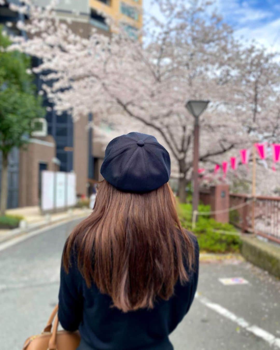 土屋炎伽のインスタグラム：「✳︎ しばらく雨予報なので 桜を見に寄り道🌸 すこし晴れてるタイミングだったので ラッキーでした☺️ 雨も好きだけど桜が散らないといいなぁ。」