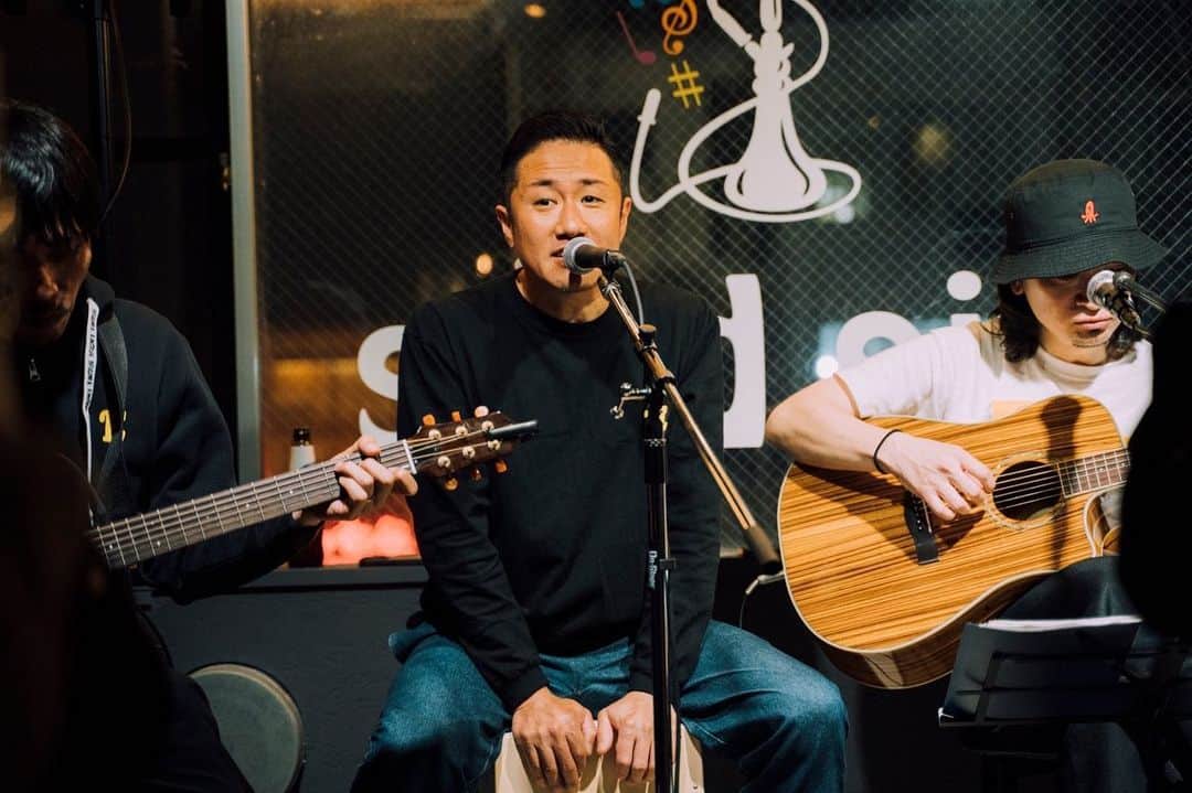 KLUTCHさんのインスタグラム写真 - (KLUTCHInstagram)「2023.3.21 〜f流しのET-KING〜 @道頓堀・studio Irie base ⁡ ミナミの新スポット。 Irie base オープンおめでとうございます！ ⁡ 昼間はボイストレーニングスタジオ、夜はカラオケやシーシャも楽しめるBARということで遊び場が増えて嬉しい。 ⁡ そんなIrie baseにてアコースティックLIVEやらせていただきました。 たくさんの方々に来ていただいて歌聞いてもらって嬉しかったです。 お越しいただいたみなさまありがとうございました！ ⁡ ⁡ ⁡ ⁡ 📸Photo by : @takeshi_shimamoto ⁡ ⁡ ⁡ ⁡ ⁡ #ETKING #KLUTCH #センコウ #DJBOOBY #コシバKEN #流しのETKING #大阪 #道頓堀 #studioIriebase #オープニングパーティー #アコースティックLIVE #LIVE #LIFE #music」3月25日 9時34分 - klutch3etking