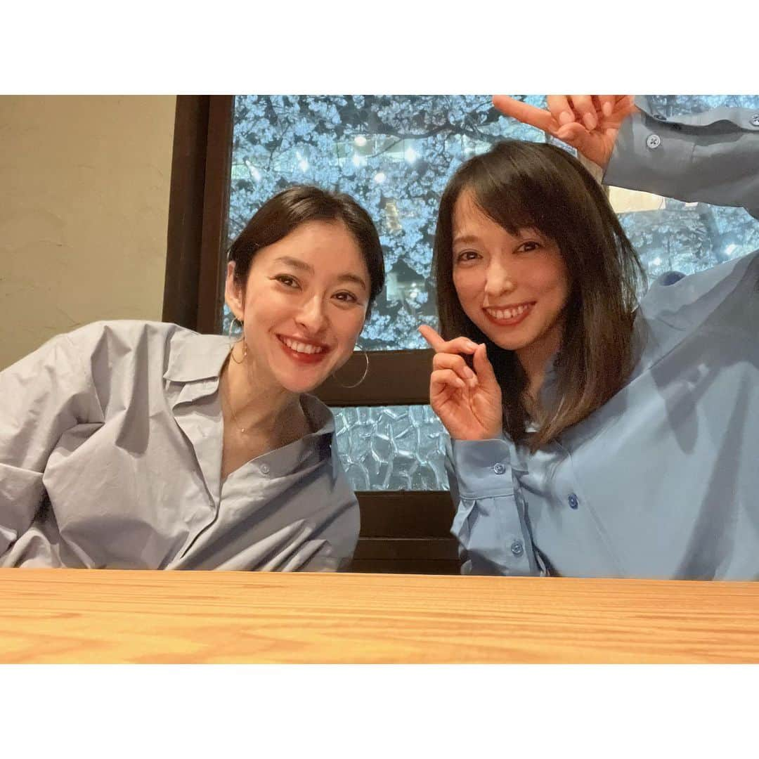 秋本祐希のインスタグラム：「お花見🌸🥂 小雨の中の夜桜がなんとも幻想的で美しかった。 🌸来年もここね！とリピ決定 急なお仕事で来れなかった ななはん 来年は必ずね☺︎ #お花見 #桜 #夜桜 #friends #happy #cbptokyo  📷3枚目 みーとコーディネートまるかぶり😂 お互いを見て爆笑🤣 私のシャツは @cbp.tokyo でセレクトしたもの。 こちらの写真ではグレーに見えるけど絶妙なブルーグレー系 お袖のボリュームと ぽわんとしたシルエットが可愛いのです♡」