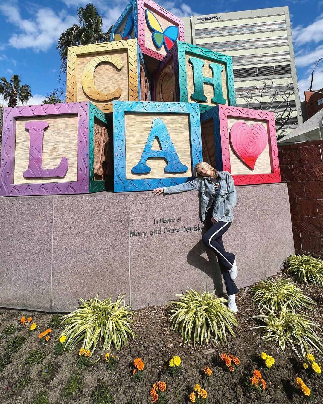 シャーロット・マッキニーのインスタグラム：「Feels so good to be back volunteering with @childrensla for #marchmatter ❤️ Make an impact -- #MakeMarchMatter」