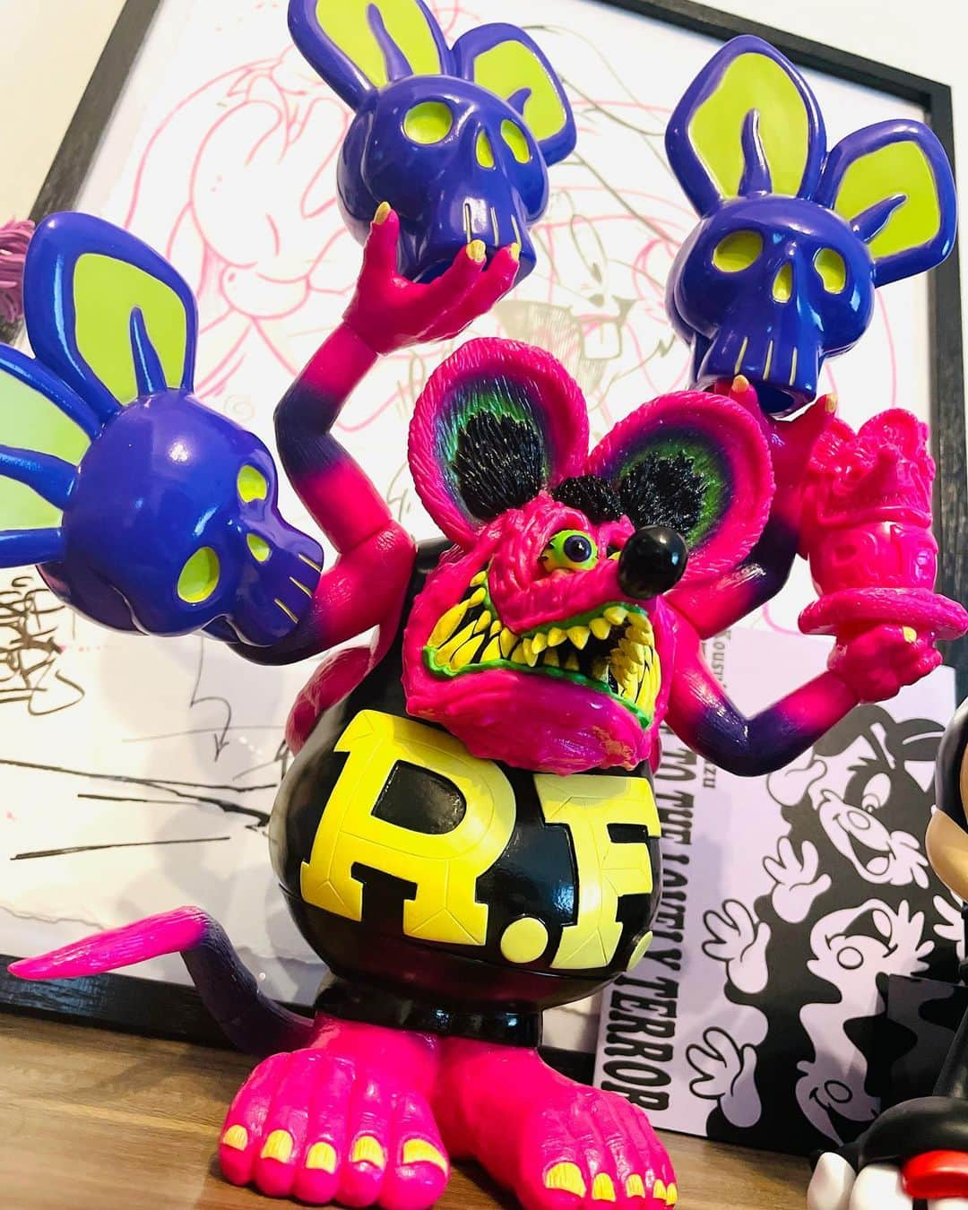 天使もえさんのインスタグラム写真 - (天使もえInstagram)「"Asura Rat Fink" . . . Magenta Finkかわいい♡  腕がいっぱい動いてたまらないですー！  大きさがやばくて置き場所に悩んでるけど、抽選当たった記念ということで棚増やします。  ちっちゃいRFと比べると😂  #bbt #rf #ratfink #edroth #blackbooktoy #figure #art」3月25日 9時51分 - amatsuka.moe