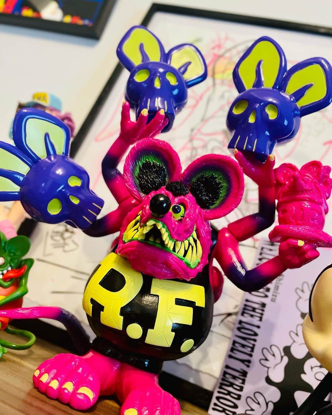 天使もえさんのインスタグラム写真 - (天使もえInstagram)「"Asura Rat Fink" . . . Magenta Finkかわいい♡  腕がいっぱい動いてたまらないですー！  大きさがやばくて置き場所に悩んでるけど、抽選当たった記念ということで棚増やします。  ちっちゃいRFと比べると😂  #bbt #rf #ratfink #edroth #blackbooktoy #figure #art」3月25日 9時51分 - amatsuka.moe