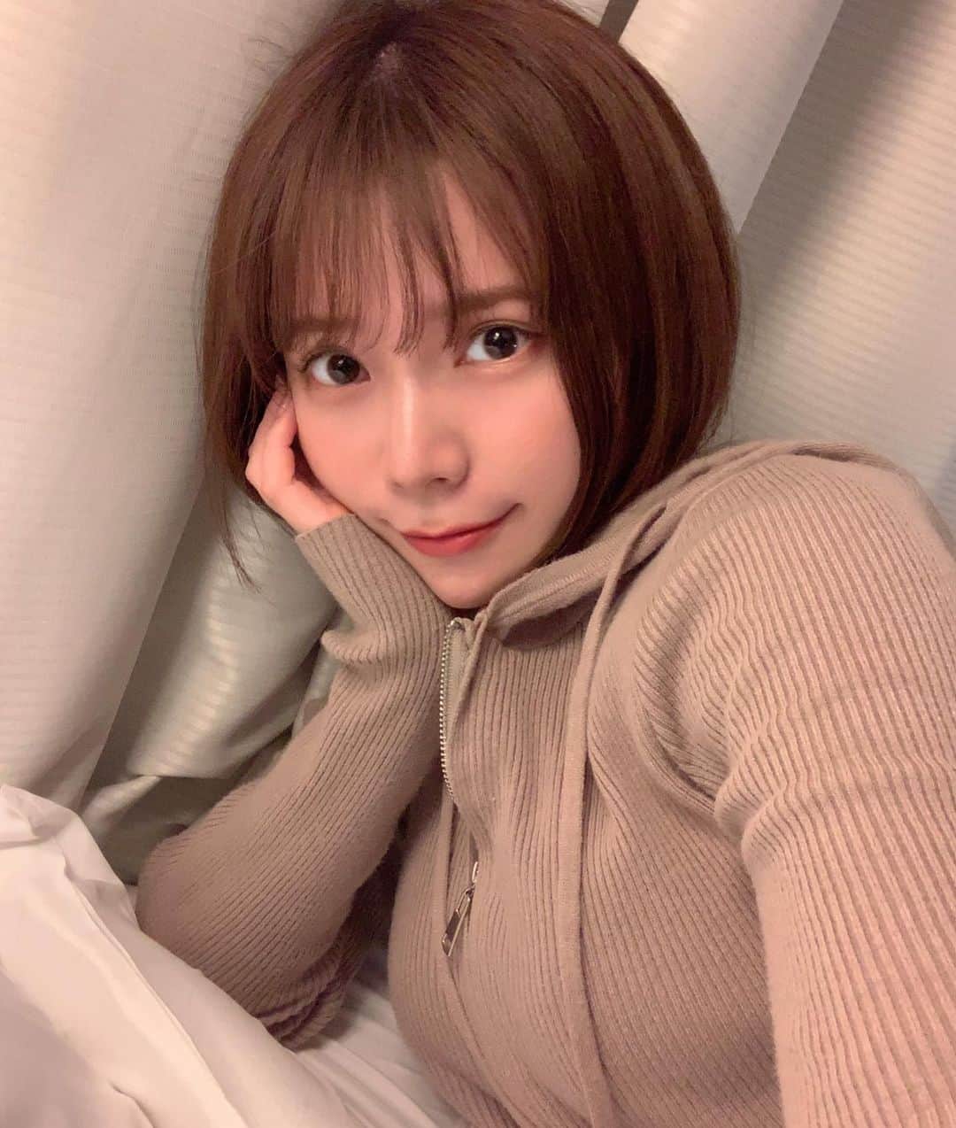 のインスタグラム：「お久しぶりです。 色んな心配メッセージいただいておりましたが 　 最近受験生みたいな生活してて スマホを必要最低限しか触ってなくて😭 SNS更新疎かにしてました。。 申し訳ないです🥲 　 わたしは、心身ともに元気に生きてます！！🔥 　 最近変わったことでいうと  真剣にダイエットはじめました（まだ3日目） フォルム的なところもありますが 年齢的に自己管理ほんま大切…て思うばかり！  ダイエットって痩せるではなくて 健康的になることが主たる目的と思うので 　 ひとつひとつ生活習慣見直さねば と焦っています🥸 　 美容は相変わらず 自分的に本当に最強なスポットさんたちに 足繁く通うにつきる！！ 　 以下、美容系のご質問dmが1番多く来るので 定期的にまとめてます↓✍️ 　 ①お肌ケア @myplacebeautyclinic さんのパーフェクト美肌コース 何度も載せてるけど相変わらず月一行ってます！ お肌ピカッピカになるの幸せ✨ 　 ②小顔、アンチエイジング @kao_lab さんの小顔エステ。 ほんとにここ行かないと私のアンチエイジング始まらん…顔変わる。 最近美容施術者さん向けにスクールも 始められたそうで、破格な価格で アフターサポートもしっかりしてるみたい。 すでに人気だそうです🙏🏻 　 @yamagamiac さんの美容鍼、マッサージ とにかく高コスパ☺️人気困難店ですが、 dmしてみると空いてる日すぐ教えてくださるよ✌️ 　 ③痩身 紹介してもらって通い始めた @noa_relaxation_ さん。 インディバサロンさんなんだけど 痩せるとかフォルム綺麗になるとか 本気で感動ありすぎて言葉にならない😭 私も都度払いで通ってますが このクォリティでこの価格はすごいと 思うし本気でおすすめ。 ボディ系探してる人には推せる。 　 　 これら美容スポットにお世話になりながら ・たくさんお水飲む ・適度に運動 ・適度に食事コントロール （もっと野菜食べる） をしっかりと守って 　 うまくダイエットしてします🥸✨ 　 元が不健康すぎて溜め込みすぎて はじめて3日で大きく変化でてくれましたが 　 人間にはホメオスタシス（恒常性）というものがありますので そこと上手く付き合いながら もっと健康的な状態に自分の体が早く慣れてくれることを信じます😂笑 　 #お久しぶりです #美容情報 #おすすめ美容 #美容まとめ #大阪エステ #大阪美容クリニック #小顔矯正 #アンチエイジング #アラサー美容」