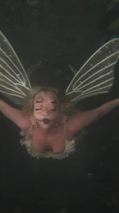 メラニー・マルティネスのインスタグラム：「𝖉𝖊𝖆𝖙𝖍 𝖒𝖚𝖘𝖎𝖈 𝖛𝖎𝖉𝖊𝖔 𓋼𓇗 OUT NOW  🌬️🤍」