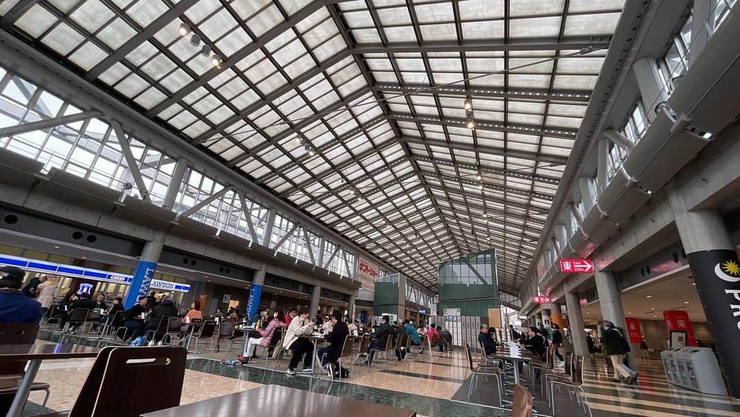 森田繁のインスタグラム：「AnimeJapan会場へ。雨ですが併設イベントもあるためか、国際展示場駅からビッグサイトまで人の流れが途切れないのに驚嘆。」