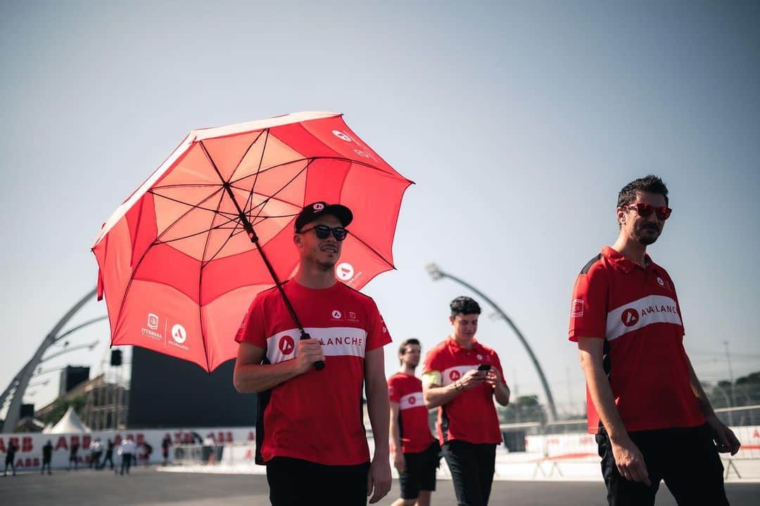 アンドレ・ロッテラーのインスタグラム：「We are racing in Brazil 🇧🇷 tomorrow! Very cool to be here! Day 1 done! Car feels good! Vamos! @andrettife @fiaformulae」