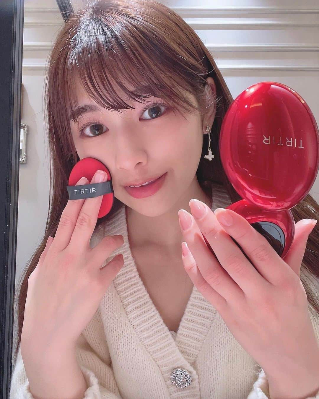 日比野友香さんのインスタグラム写真 - (日比野友香Instagram)「MAKE-UP💄💋𓂃 𓈒𓏸          ずっと使ってみたかったTIRTIRのクッションファンデ🪞    @tirtir_jp_official  「マスクに付かない」「崩れにくい」とSNSで話題すぎてた！   赤色はカバー力が高く、上品なツヤ肌に仕上がるのが特徴みたい💭   3つの美容成分が配合されて、肌のハリ・ツヤをサポートしてくれる🥺  UVカット機能はSPF4の2種べ少し低めだけど、日常生活での紫外線対策としては全然問題ないし最高◎       プレゼントにも喜ばれると思う！ 男性のメイクにもおすすめだよ〜🪄                        #TIRTIR#ティルティル#スクフィットレッドリキッドファンデーション#最強ベース#スクフィット#スクフィットシリーズ  #maskfitredliquidfoundation #コスメ紹介#コスメオタク#コスメレビュー #韓国コスメ  #韓国コスメ好きな人と繋がりたい  #korea  #メイク  #makeup  #メイクアップ  #自撮り  #自撮り女子  #セルフィー #selfie  #神戸  #神戸女子  #ピアス  #上品ピアス」3月25日 10時05分 - tomokahibino